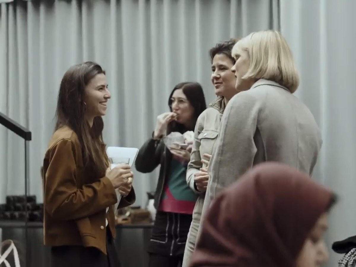 Lara talking with people at a builder event during her re-entry into the startup world.
